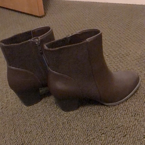 Heeled leather and canvas ankle boots - Picture 2 of 5